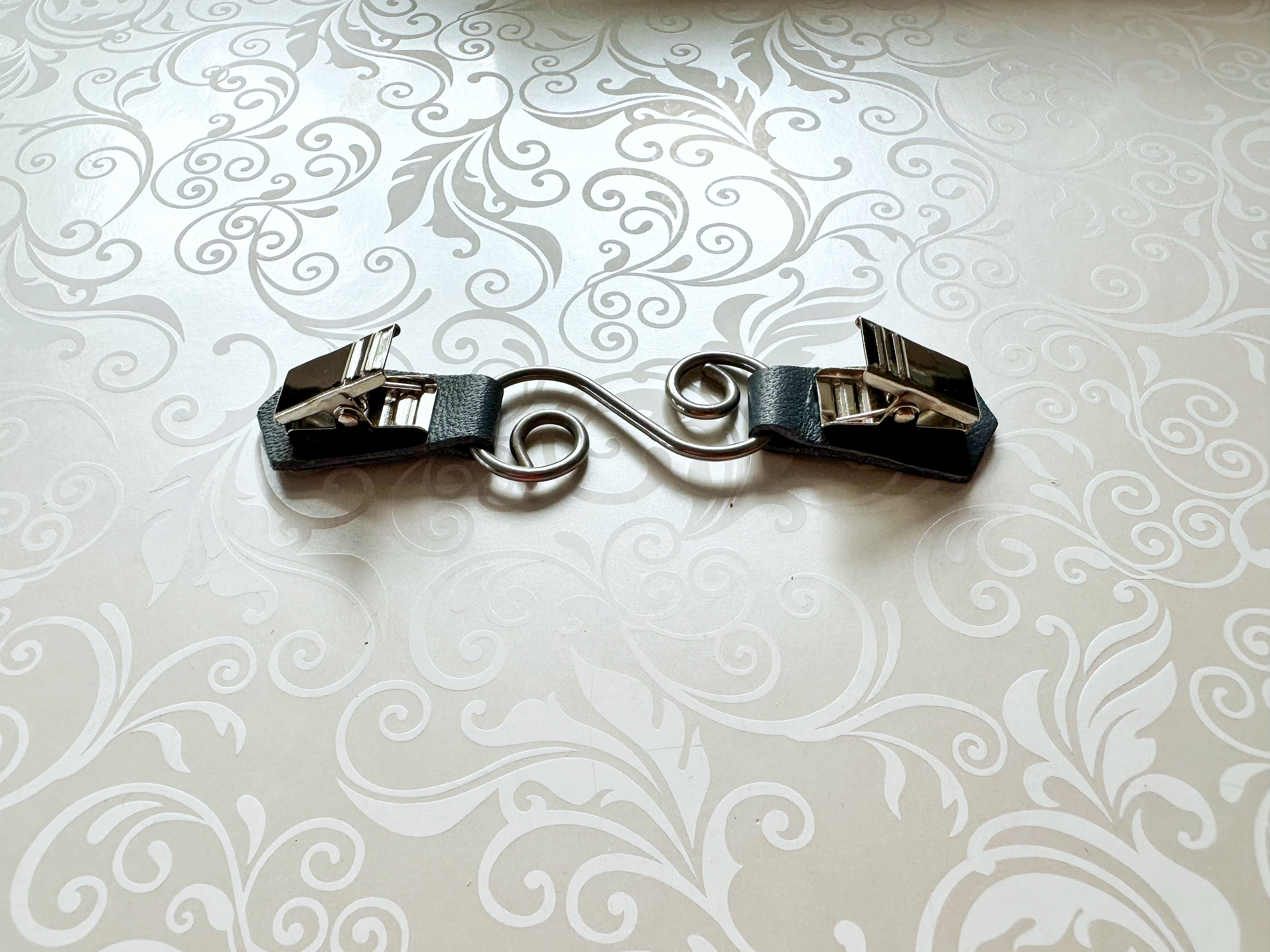 Silver & Blue Leather Swirl Cinch Clip