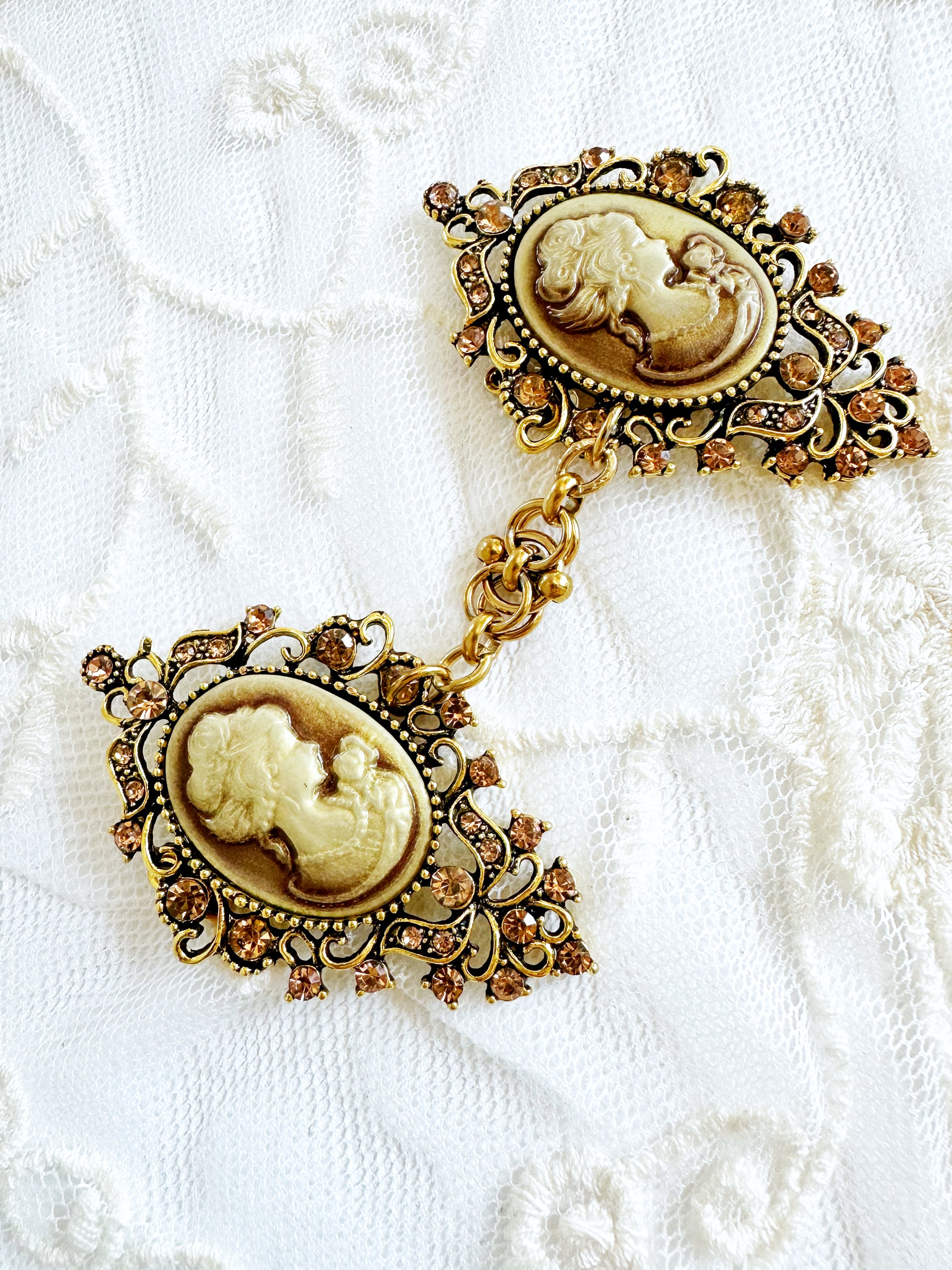Victorian Cameo Cinch Clip for Dresses, Sweaters