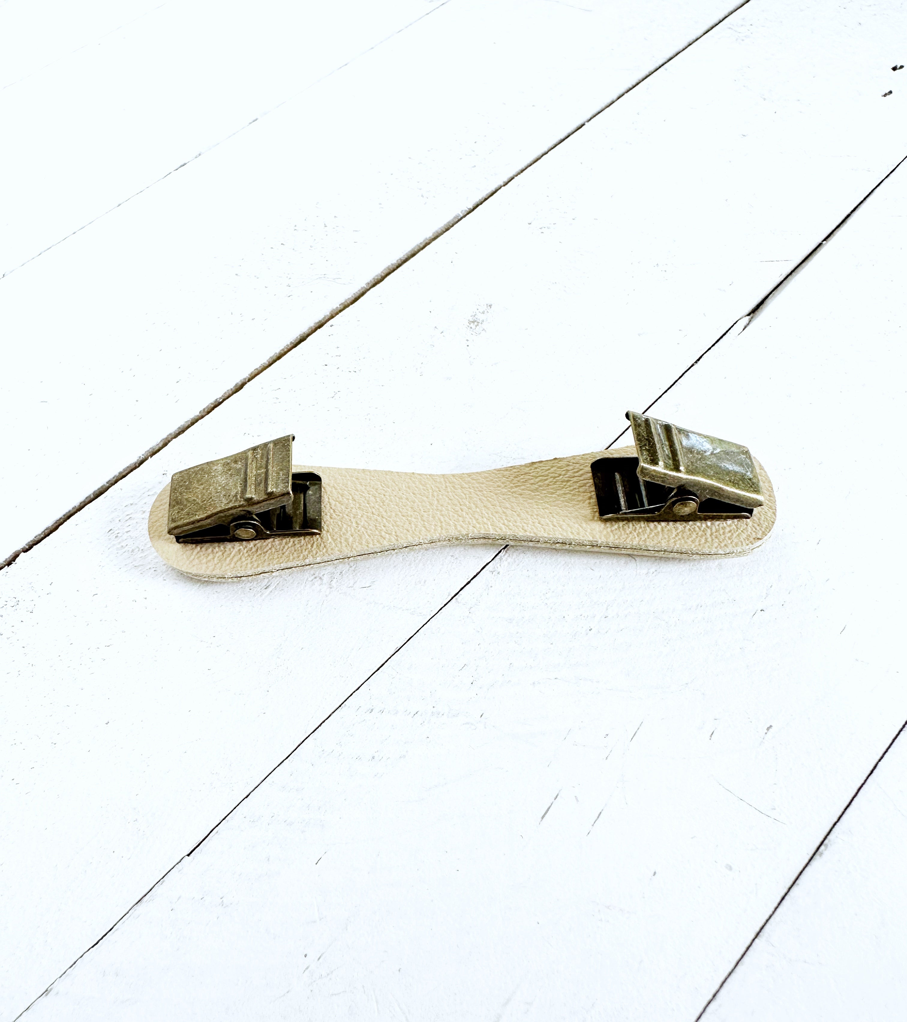 Valor-Lite Bronze on Beige Leather
